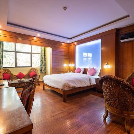 Hotel Emarald, Yeni Delhi Dış mekan fotoğraf