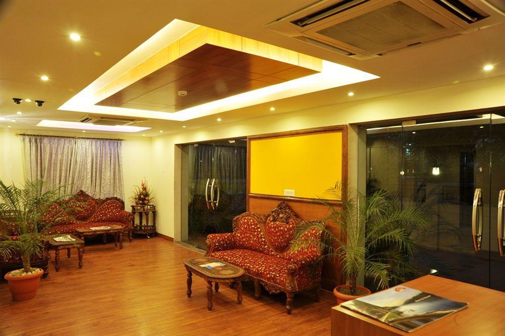 Hotel Emarald, Yeni Delhi Dış mekan fotoğraf