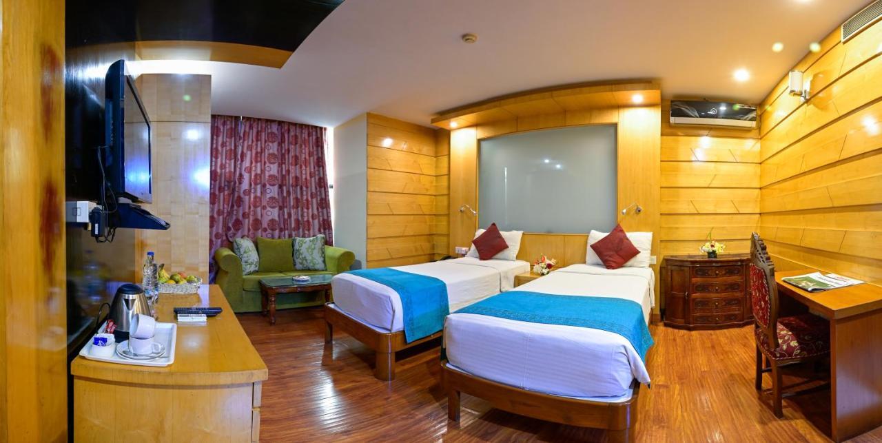 Hotel Emarald, Yeni Delhi Dış mekan fotoğraf