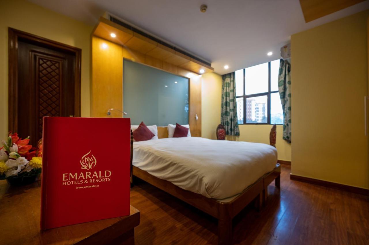 Hotel Emarald, Yeni Delhi Dış mekan fotoğraf