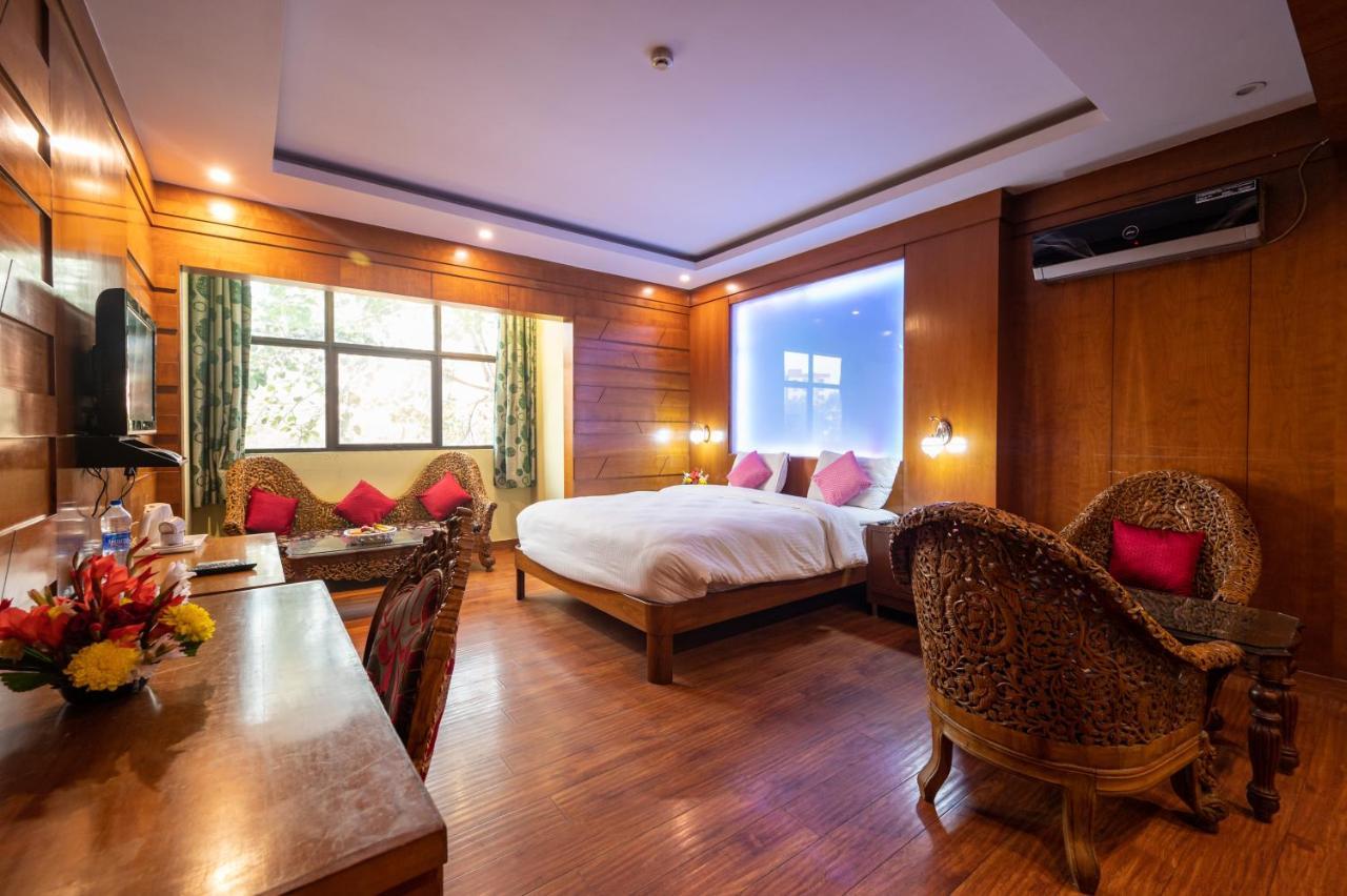 Hotel Emarald, Yeni Delhi Dış mekan fotoğraf