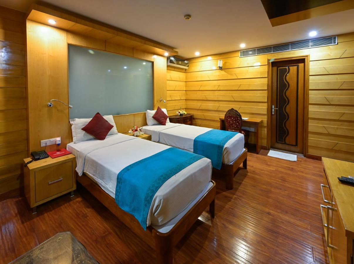 Hotel Emarald, Yeni Delhi Dış mekan fotoğraf