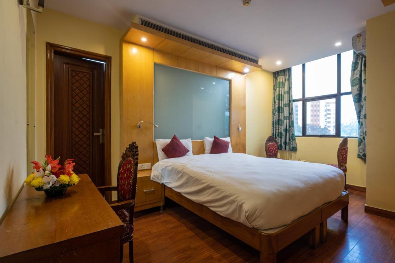 Hotel Emarald, Yeni Delhi Dış mekan fotoğraf