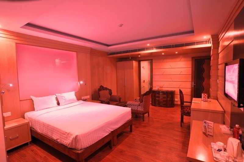 Hotel Emarald, Yeni Delhi Oda fotoğraf
