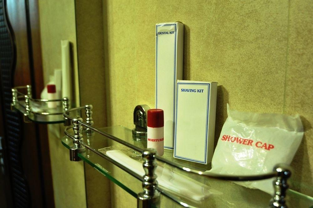 Hotel Emarald, Yeni Delhi Dış mekan fotoğraf