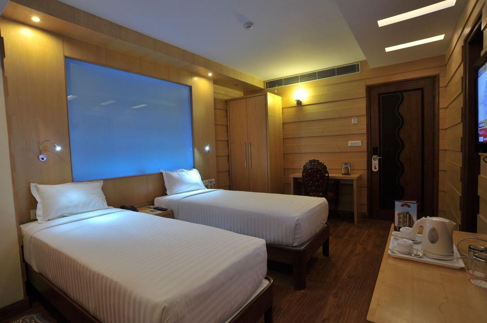Hotel Emarald, Yeni Delhi Dış mekan fotoğraf
