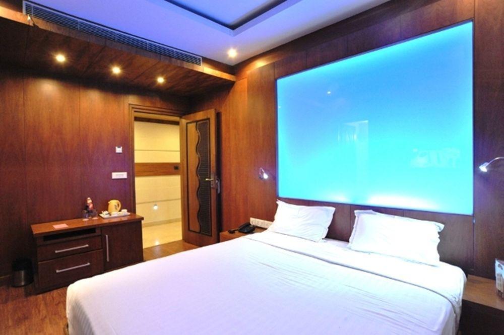 Hotel Emarald, Yeni Delhi Dış mekan fotoğraf