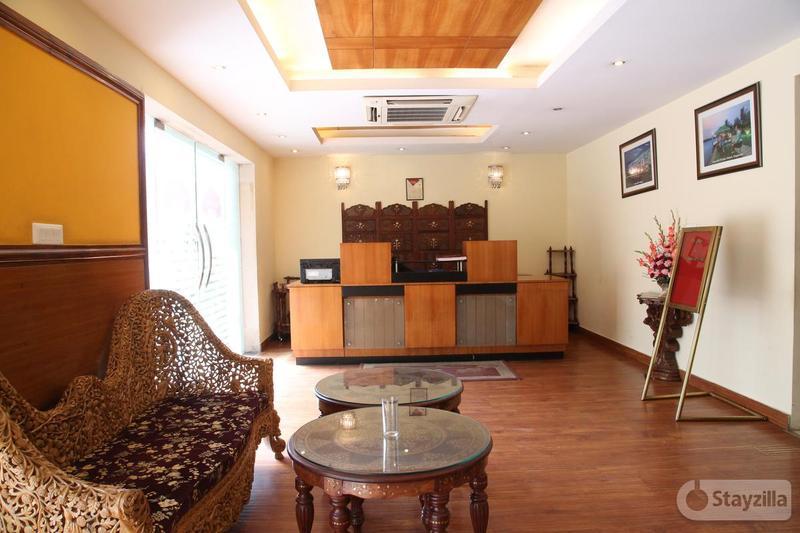 Hotel Emarald, Yeni Delhi Dış mekan fotoğraf