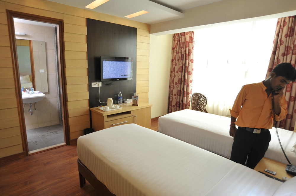 Hotel Emarald, Yeni Delhi Dış mekan fotoğraf