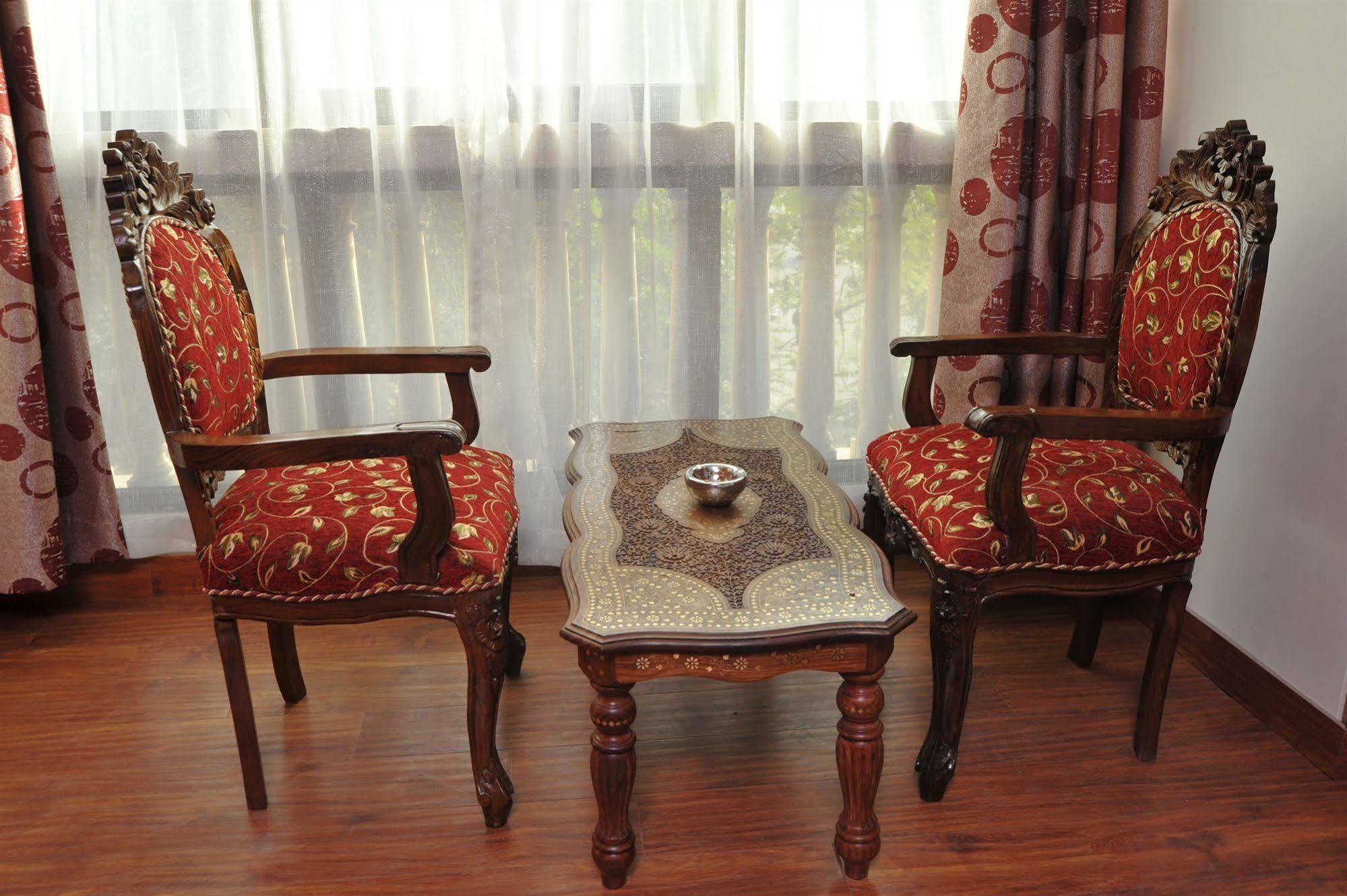 Hotel Emarald, Yeni Delhi Dış mekan fotoğraf
