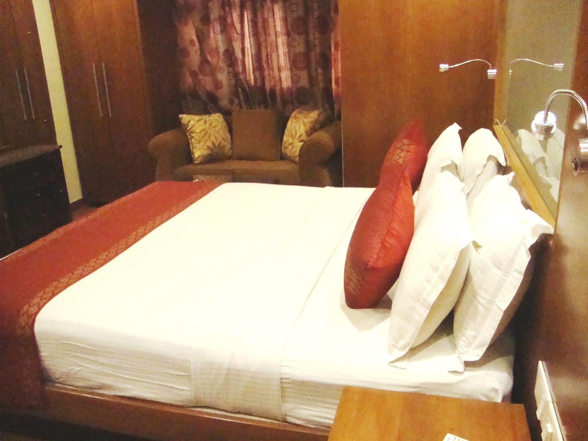 Hotel Emarald, Yeni Delhi Dış mekan fotoğraf