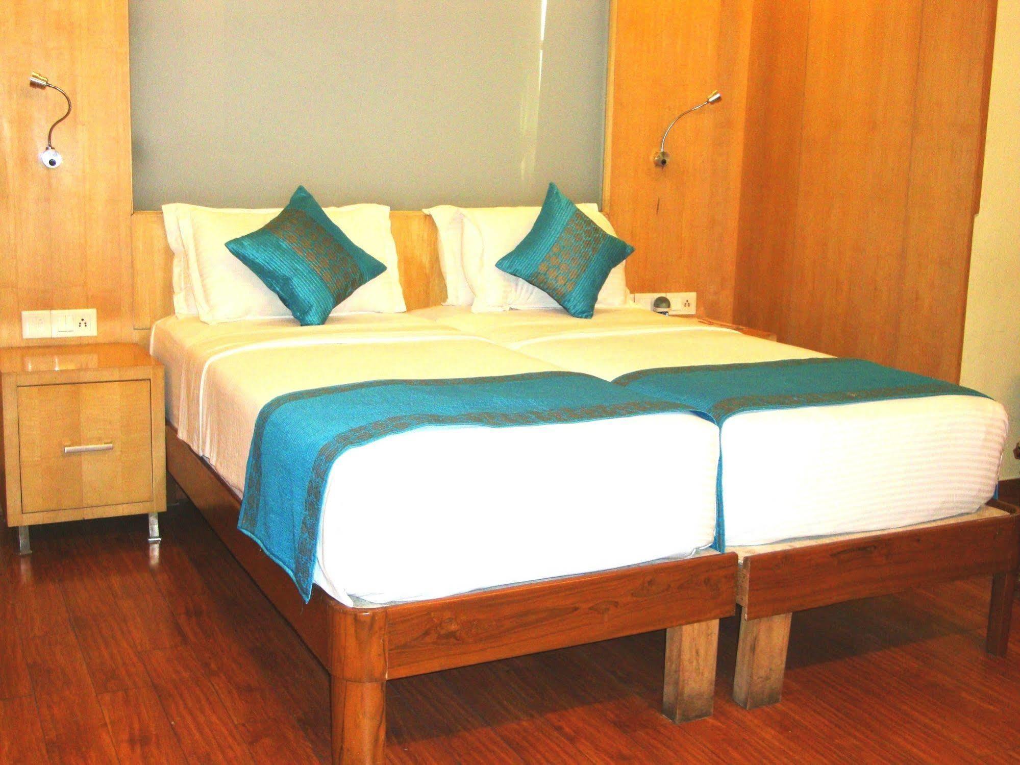 Hotel Emarald, Yeni Delhi Dış mekan fotoğraf