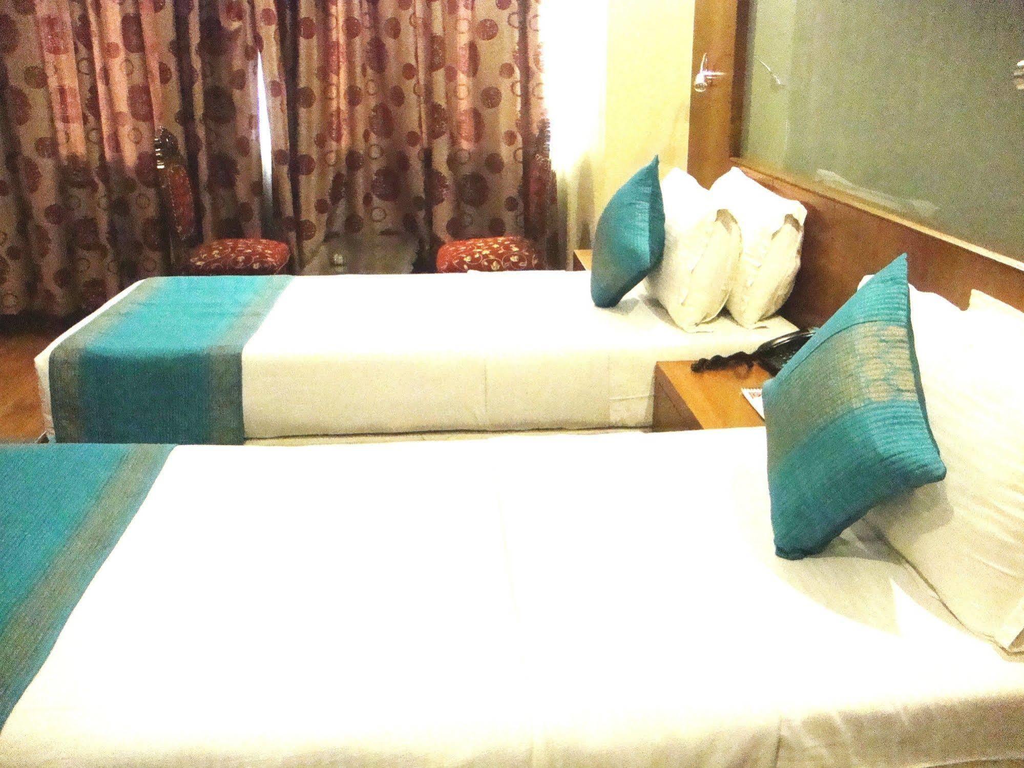 Hotel Emarald, Yeni Delhi Dış mekan fotoğraf