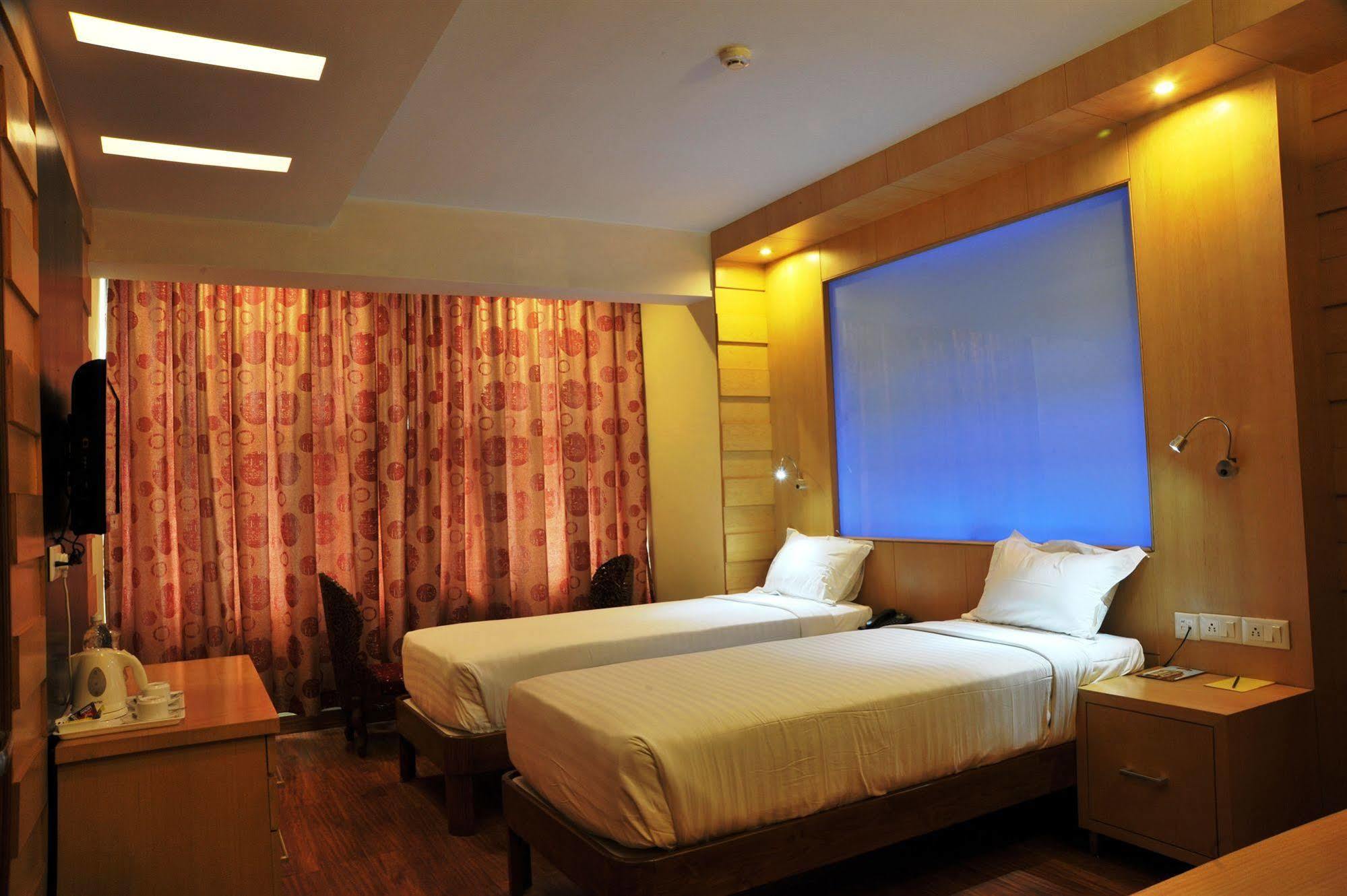 Hotel Emarald, Yeni Delhi Dış mekan fotoğraf