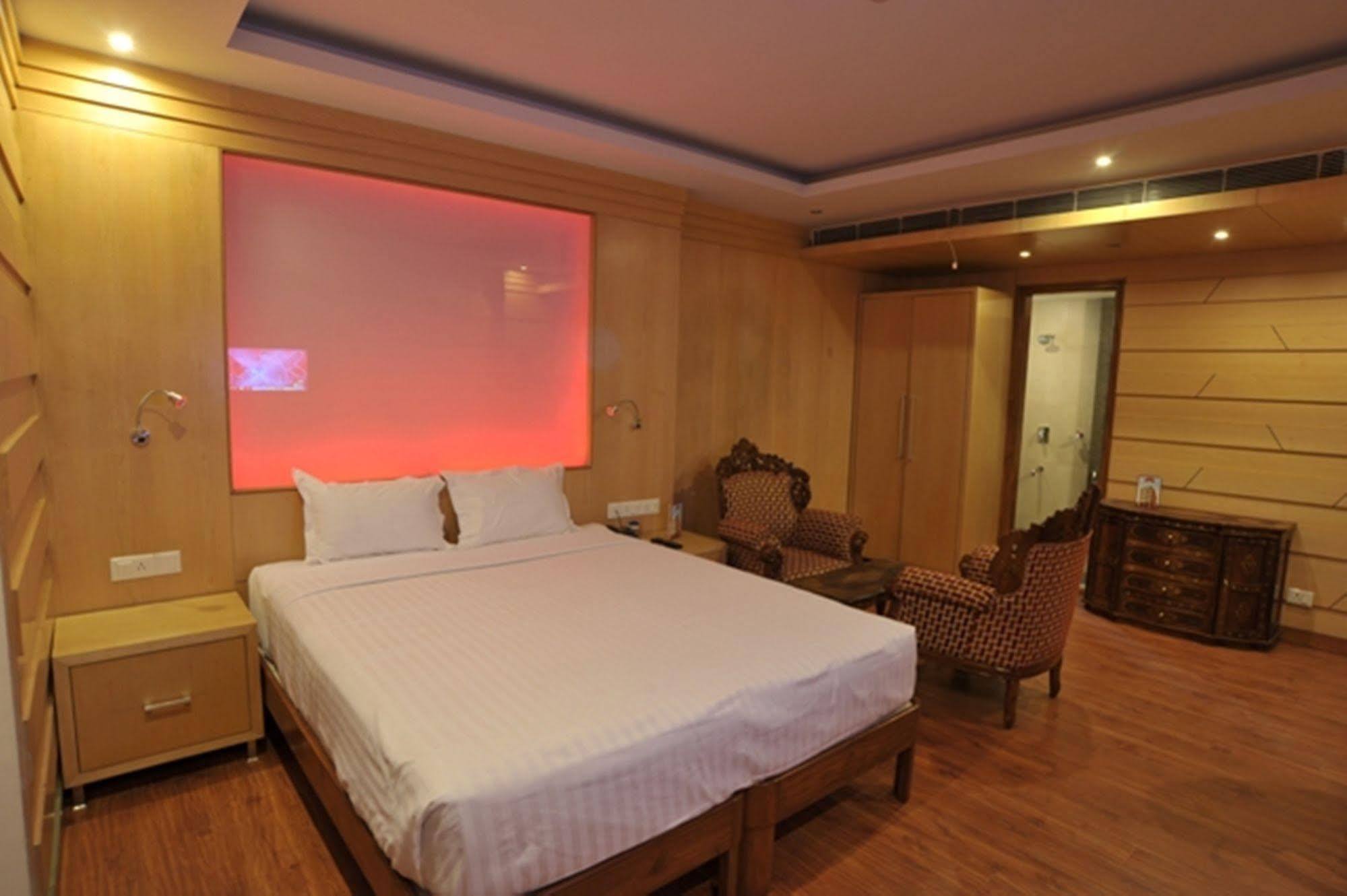 Hotel Emarald, Yeni Delhi Dış mekan fotoğraf